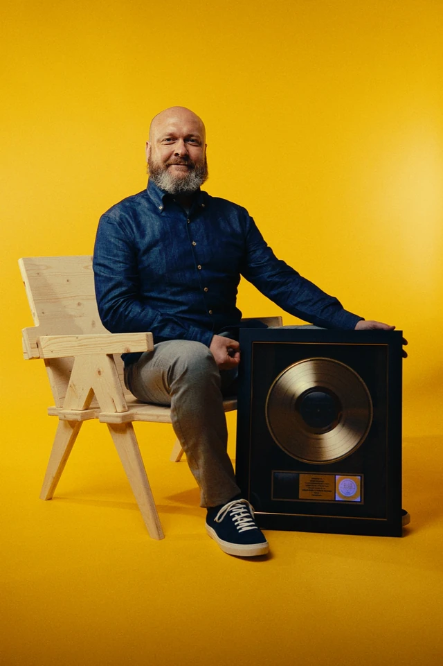 Julien Marchal avec son disque d’or RIAA pour Shootout